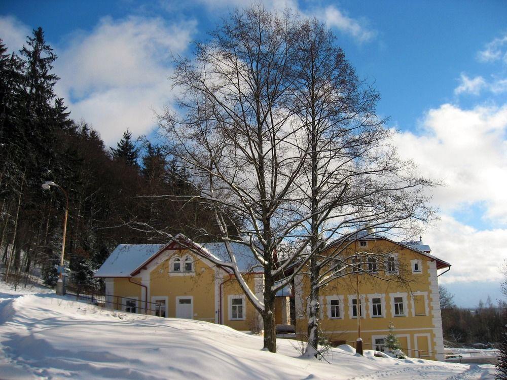 Boutique Hotel Swisshouse マリアーンスケー・ラーズニェ エクステリア 写真
