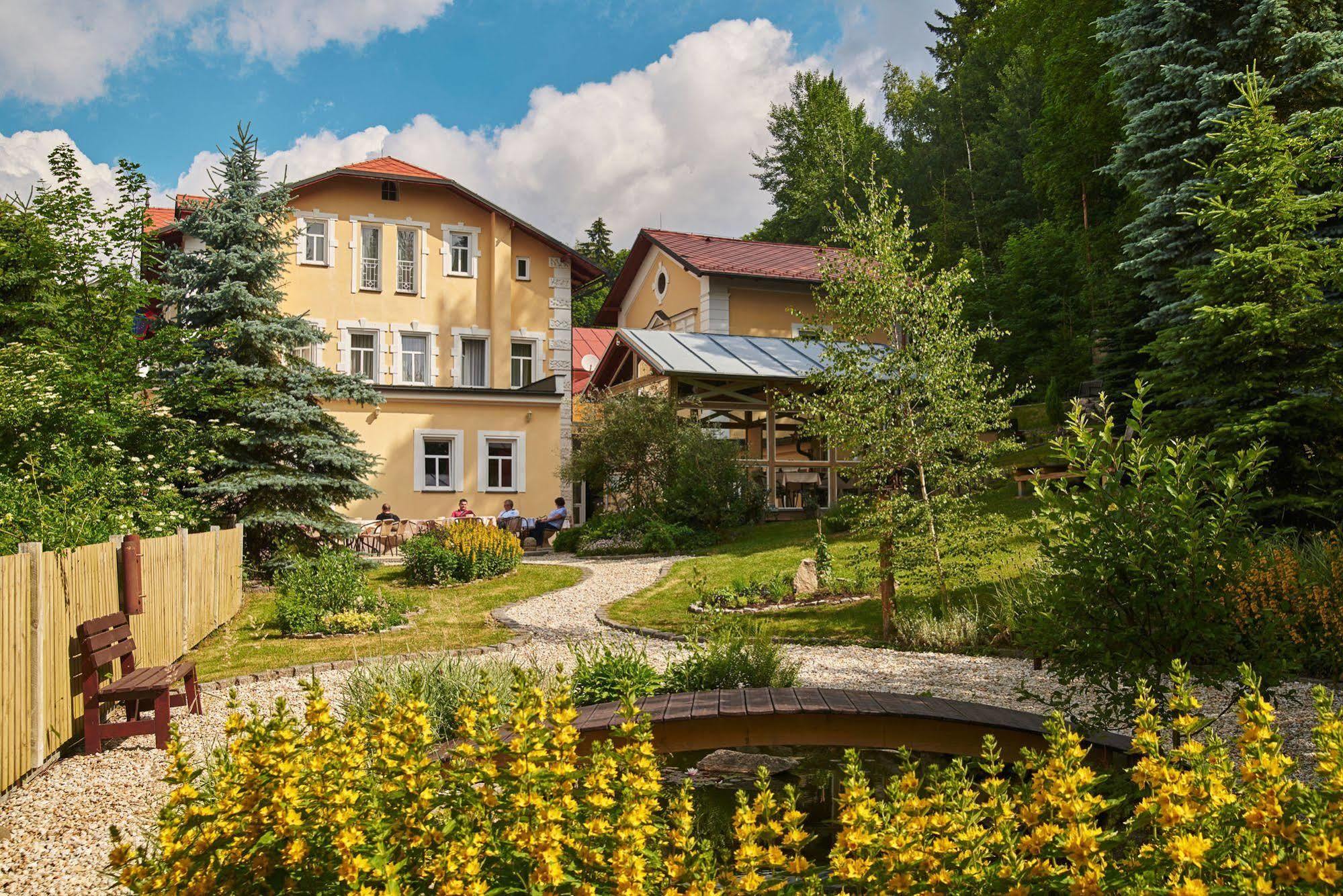 Boutique Hotel Swisshouse マリアーンスケー・ラーズニェ エクステリア 写真